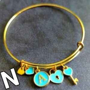 bite & pout "N" Charm Bangle